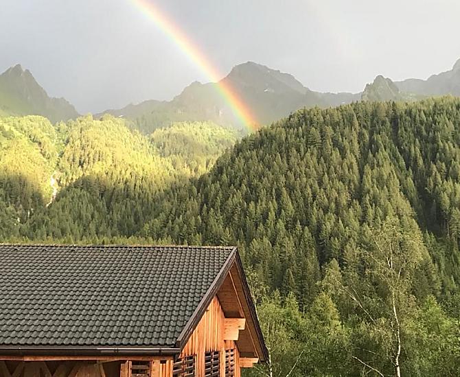 Panoramablick auf die Viedalm und die Pfitscher Berge.