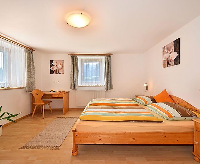 Großes, geräumiges Doppelbettzimmer mit Aussicht.