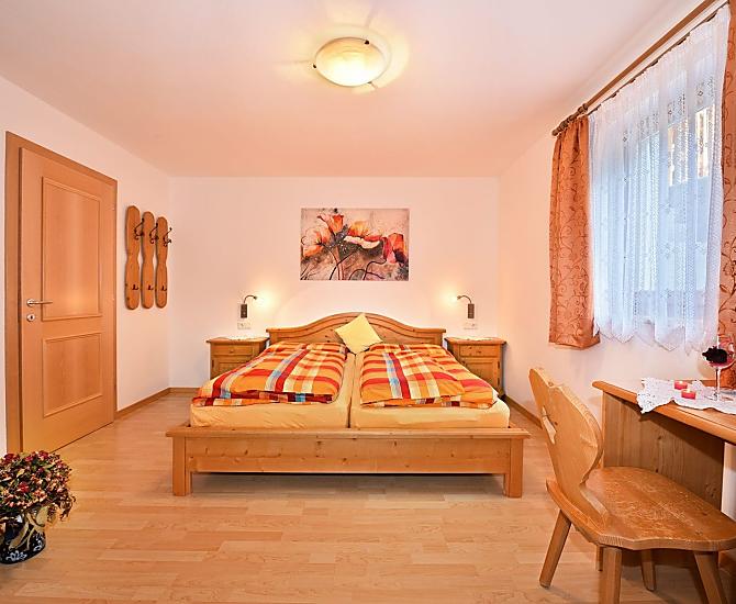Elternschlafzimmer, ausgestattet mit großem Doppelbett und dreiteiligem Schrank.
