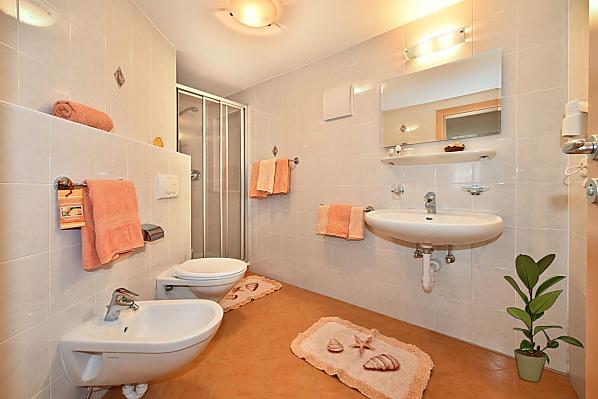  Mit Föhn und Kosmetikspiegel ausgestattetes, großes Badezimmer.