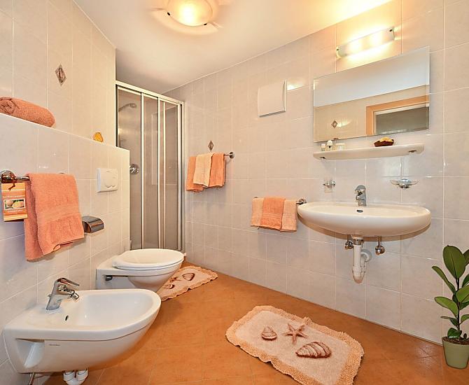  Mit Föhn und Kosmetikspiegel ausgestattetes, großes Badezimmer.