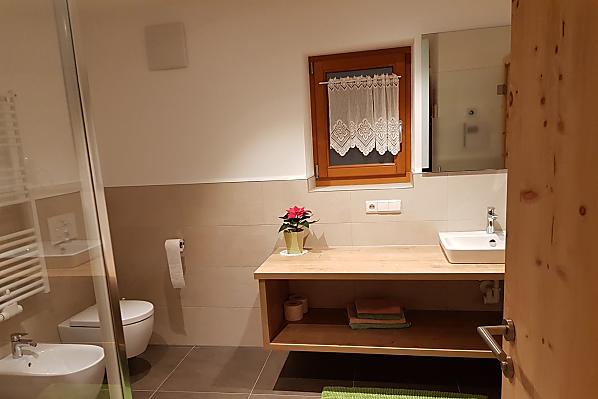 Modernes, sehr geräumiges Badezimmer