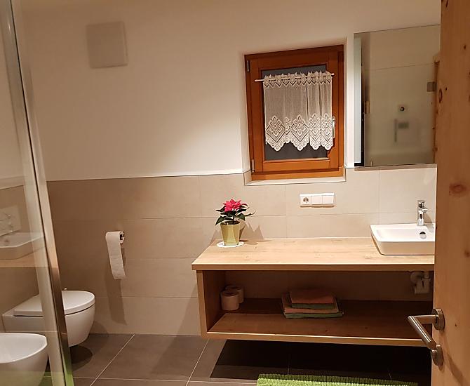 Modernes, sehr geräumiges Badezimmer