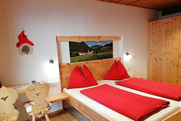 Doppelbettzimmer aus Zirbenholz mit Naturholzboden