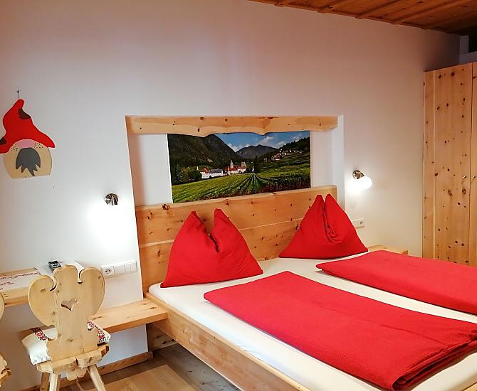 Doppelbettzimmer aus Zirbenholz mit Naturholzboden