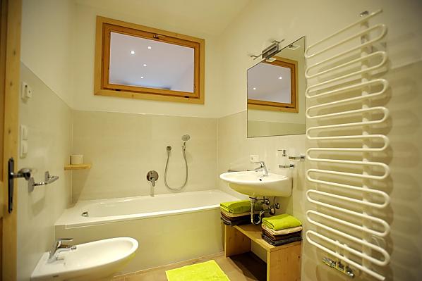 Badezimmer mit Badewanne, Dusche und Bidet