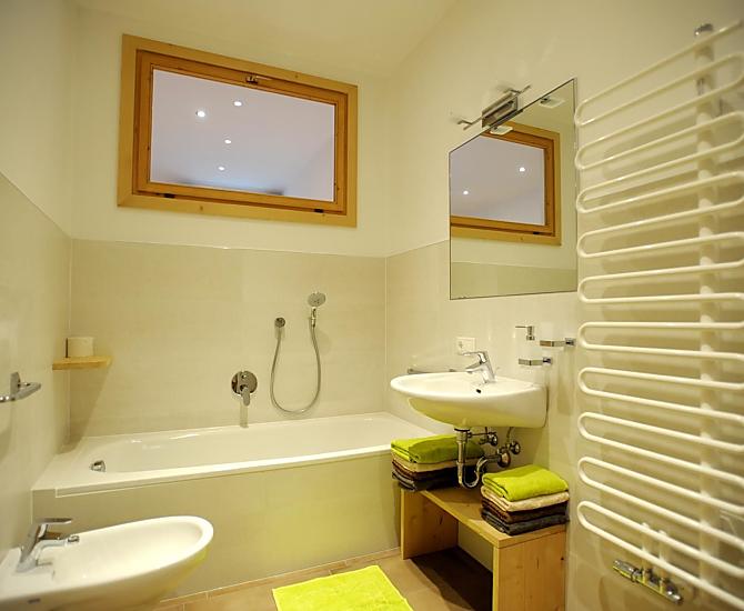 Badezimmer mit Badewanne, Dusche und Bidet