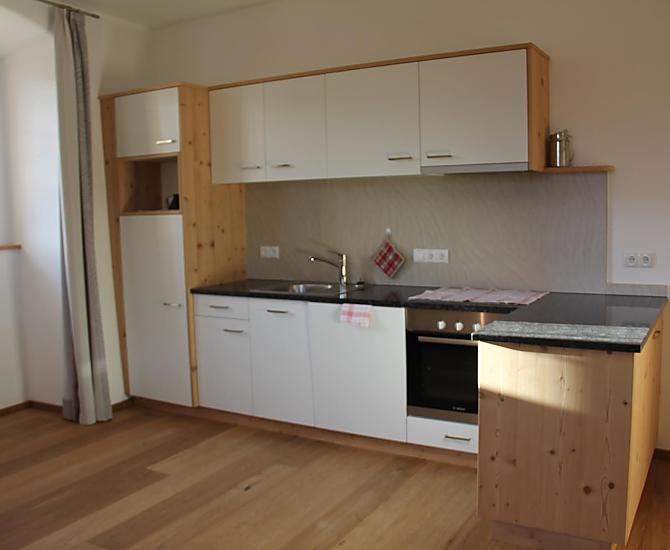 Küche mit Backrohr, Kaffeemaschine, Wasserkocher, Abzugshaube, Spülmaschine, Ceranfeld und Kühlschrank