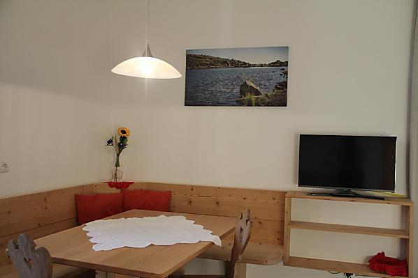Esstisch mit Eckbank aus Holz