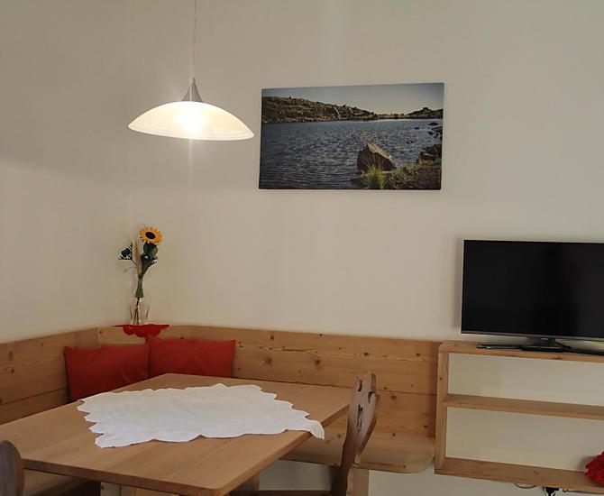 Esstisch mit Eckbank aus Holz