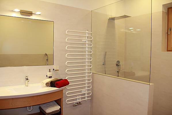 Badezimmer mit offener Dusche