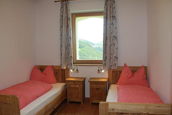 Schlafzimmer mit 3 Einzelbetten und Aussicht auf Kloster Säben