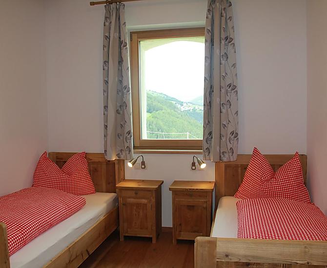 Schlafzimmer mit 3 Einzelbetten und Aussicht auf Kloster Säben