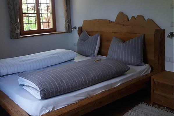 Gemütliches Doppelbettschlafzimmer mit einem Zusatzbett