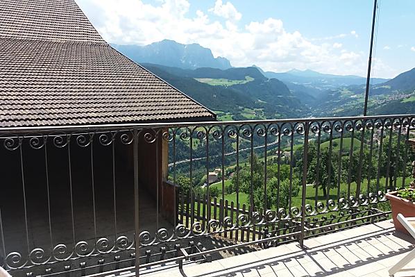 Terrasse mit 2 Liegestühlen und der Möglichkeit zum draußen Essen