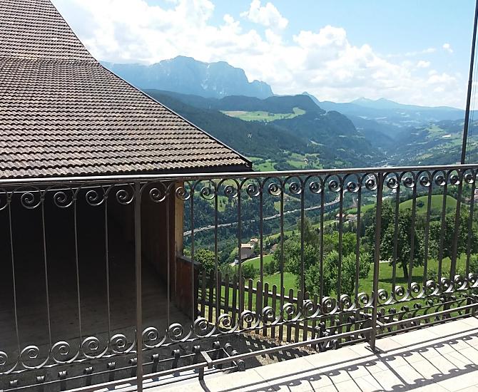 Terrasse mit 2 Liegestühlen und der Möglichkeit zum draußen Essen