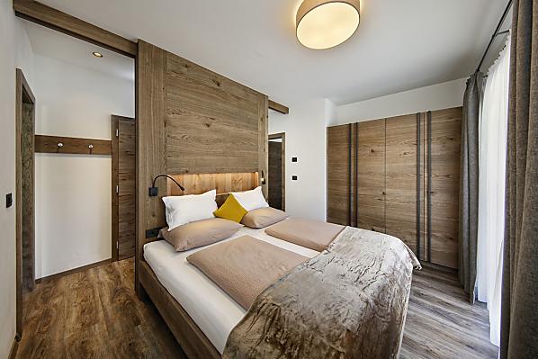 Schlafzimmer mit Balkon und Blick auf die Mutspitze