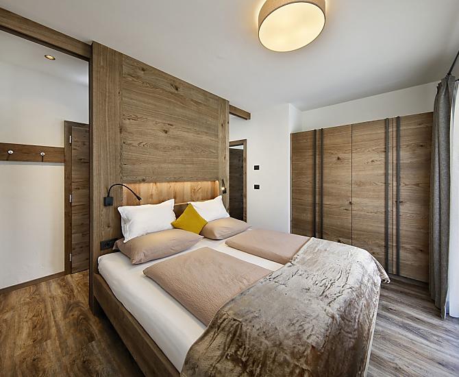 Schlafzimmer mit Balkon und Blick auf die Mutspitze