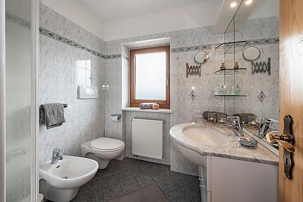 Dusche mit Hand- und Regenbrause