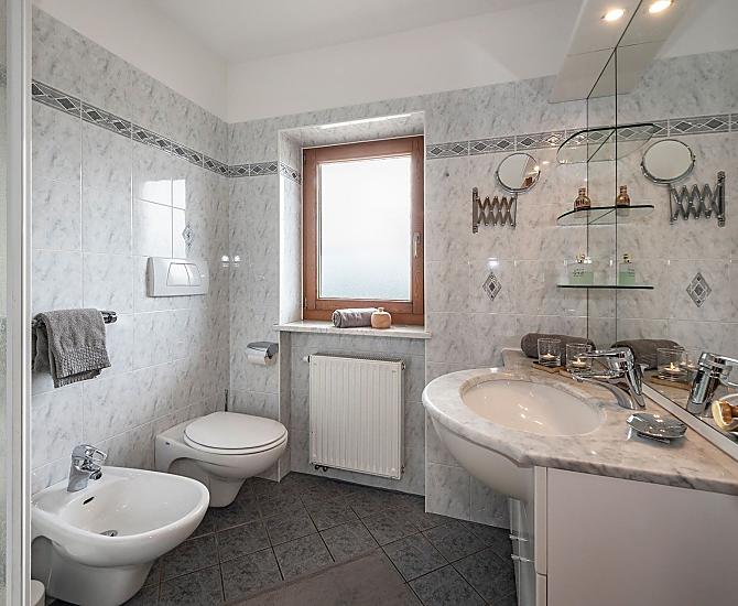 Dusche mit Hand- und Regenbrause