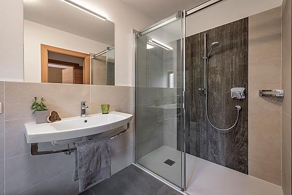 Dusche mit Hand- und Regenbrause