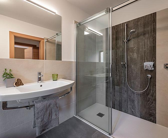 Dusche mit Hand- und Regenbrause