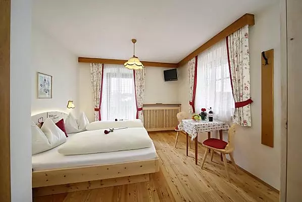 Schönes Doppelzimmer aus massivem, duftendem, gesundem Zirbelholz zum Wohlfühlen. Mit Südbalkon und herrlicher Aussicht auf die Bergwelt.