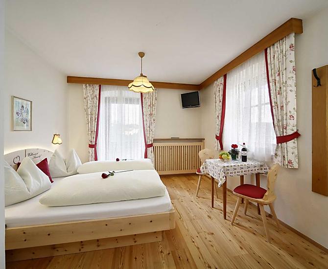 Schönes Doppelzimmer aus massivem, duftendem, gesundem Zirbelholz zum Wohlfühlen. Mit Südbalkon und herrlicher Aussicht auf die Bergwelt.