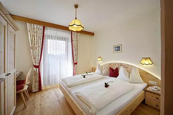Schönes Doppelzimmer aus massivem, duftendem und gesundem Zirbelholz zum Wohlfühlen. Mit Südbalkon und herrlicher Aussicht auf die Bergwelt.