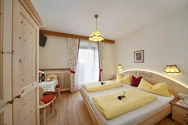 Schlafzimmer zum Wohlfühlen aus massivem, duftendem und gesundem Zirbelholz mit Südbalkon und herrlichem Panoramablick