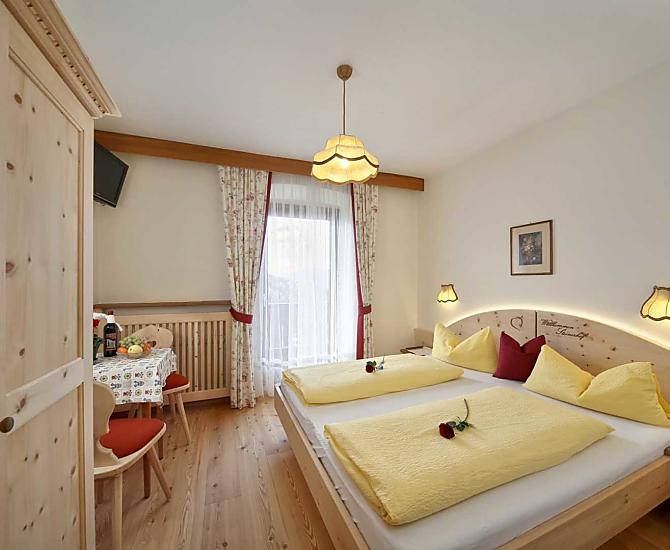 Schlafzimmer zum Wohlfühlen aus massivem, duftendem und gesundem Zirbelholz mit Südbalkon und herrlichem Panoramablick