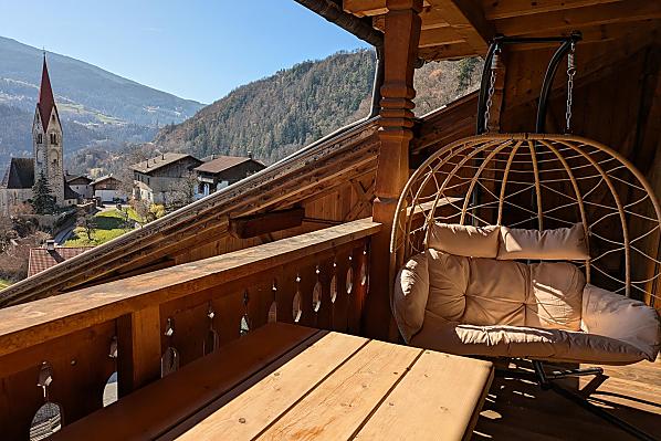 Großer Balkon mit Sitzgarnitur und Hängeschaukel