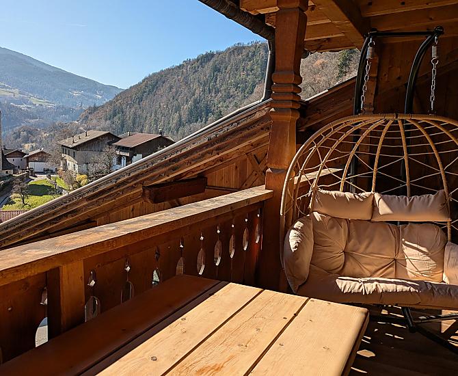 Großer Balkon mit Sitzgarnitur und Hängeschaukel