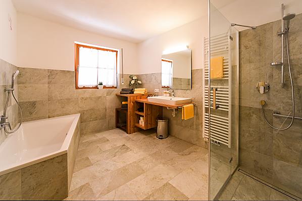 Sehr geräumiges Bad mit Badewanne und behindertengerechter Dusche mit einhängbarem Klappsitz