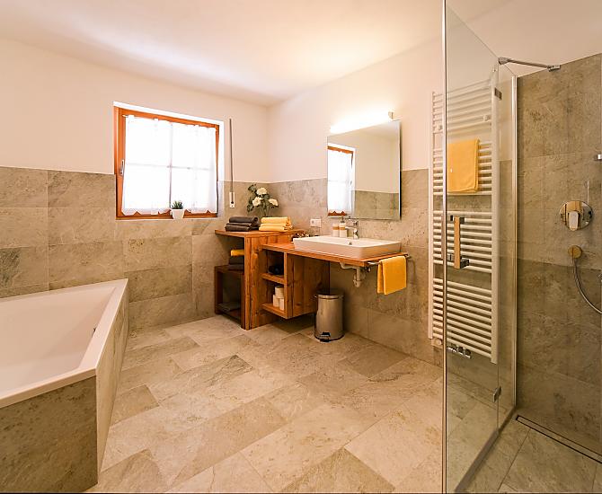 Sehr geräumiges Bad mit Badewanne und behindertengerechter Dusche mit einhängbarem Klappsitz