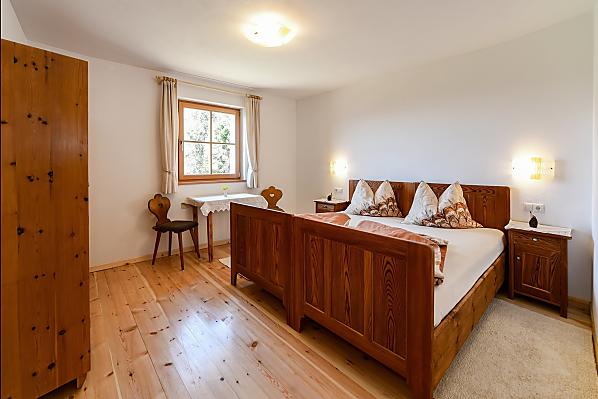 Zimmer in natürlichem ZIrben- und Lärchenholz für einen wohltuenden Schlaf