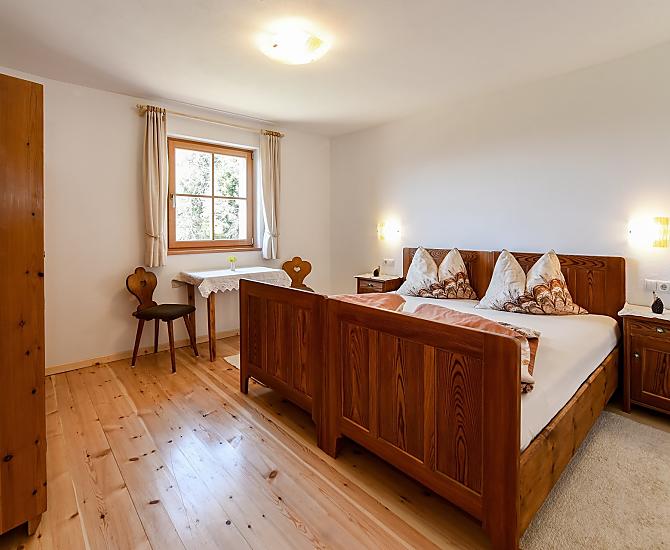 Zimmer in natürlichem ZIrben- und Lärchenholz für einen wohltuenden Schlaf