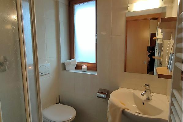 Bad mit Dusche und Fenster
