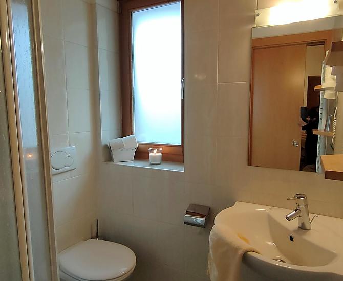 Bad mit Dusche und Fenster
