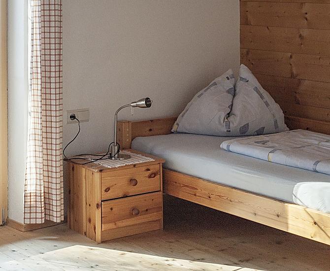 Schlafzimmer mit zwei Einzelbetten und Balkon