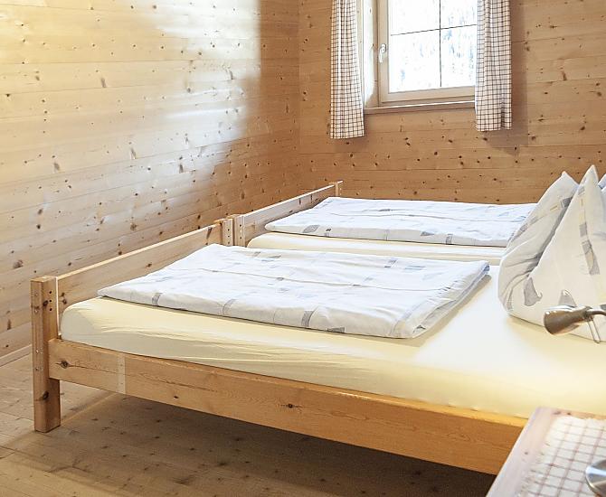 Zimmer mit Doppelbett und Fenster