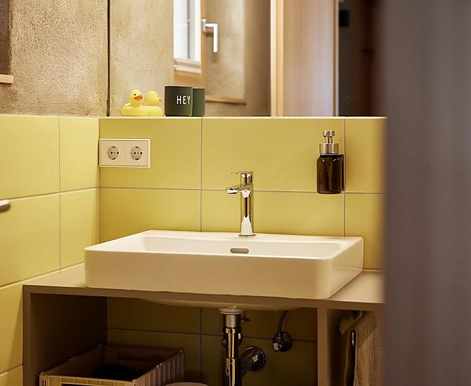 Badezimmer mit WC, Bidet und begehbarer stufenloser Dusche