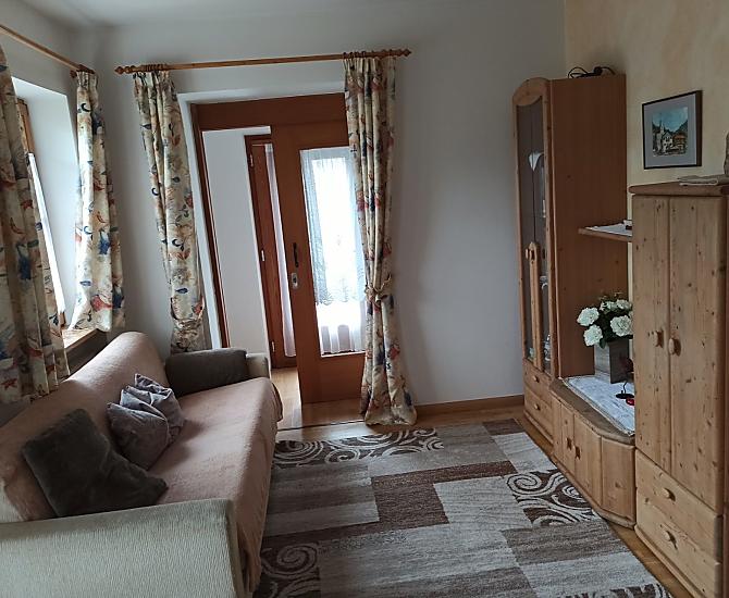 Wohnzimmer mit Sat-TV, W-Lan, Radio und direktem Zugang zur Sonnenterrasse und zum Garten.