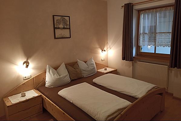 heimeliges Schlafzimmer mit Massivholzmöbeln 