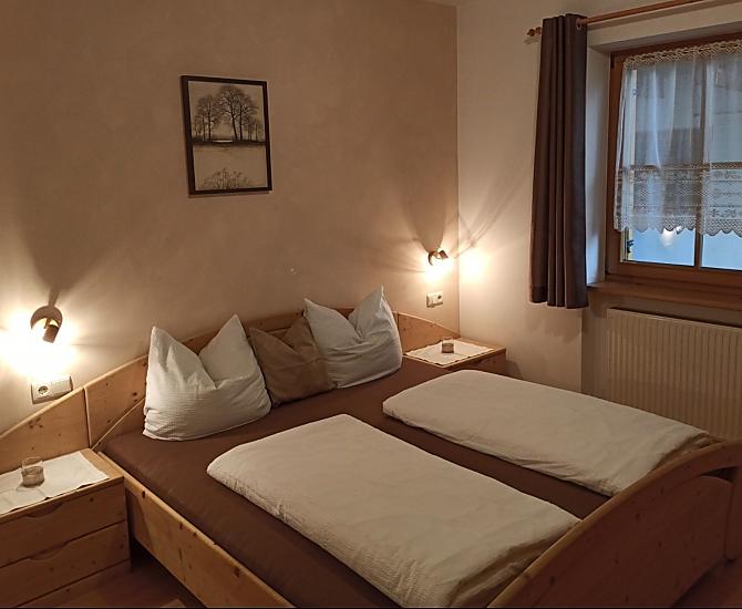heimeliges Schlafzimmer mit Massivholzmöbeln 