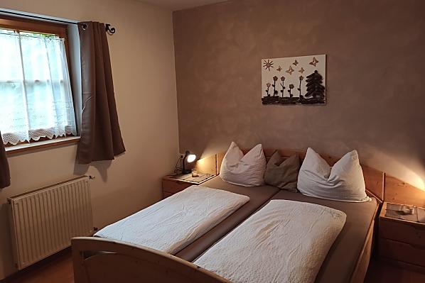 Schlafzimmer mit Massivholzmöbeln