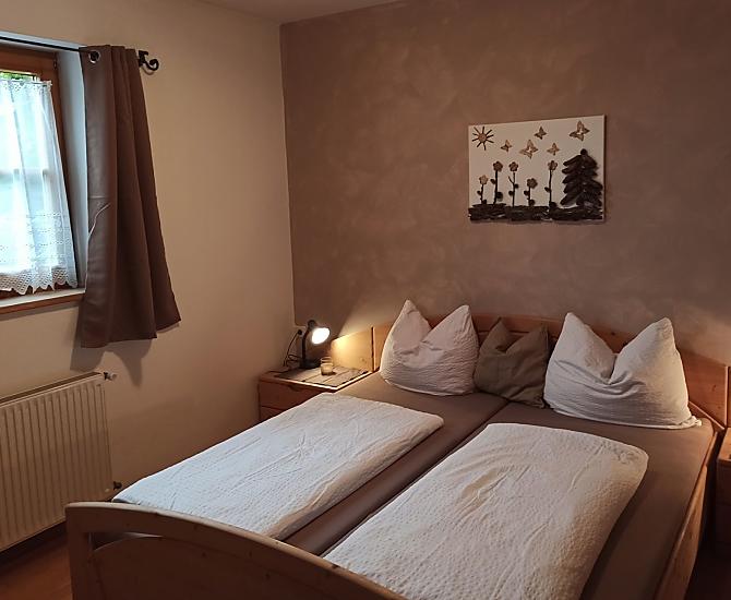 Schlafzimmer mit Massivholzmöbeln