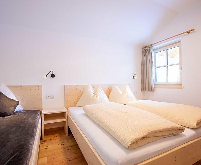Das Schlafzimmer mit Notbett bei Bedarf.