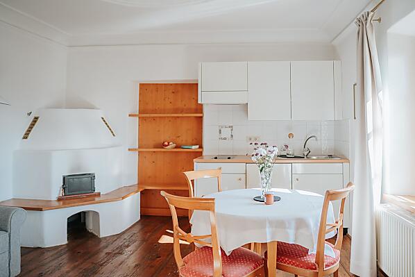 Einzimmerappartment mit Kachelofen und Stukaturdecke