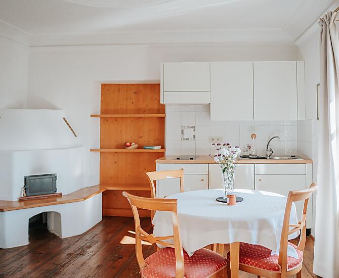 Einzimmerappartment mit Kachelofen und Stukaturdecke